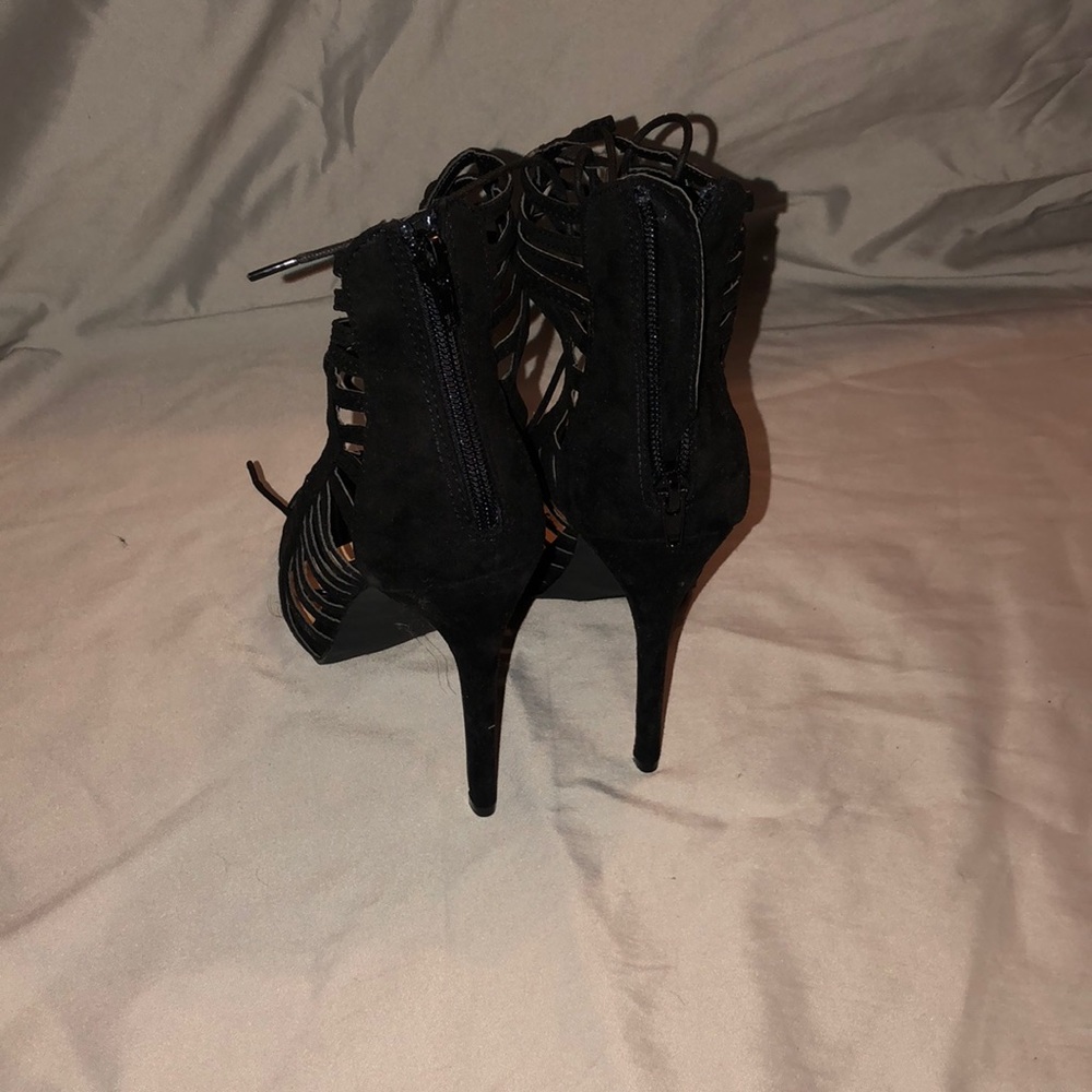 Black heels - Picture 3 of 4
